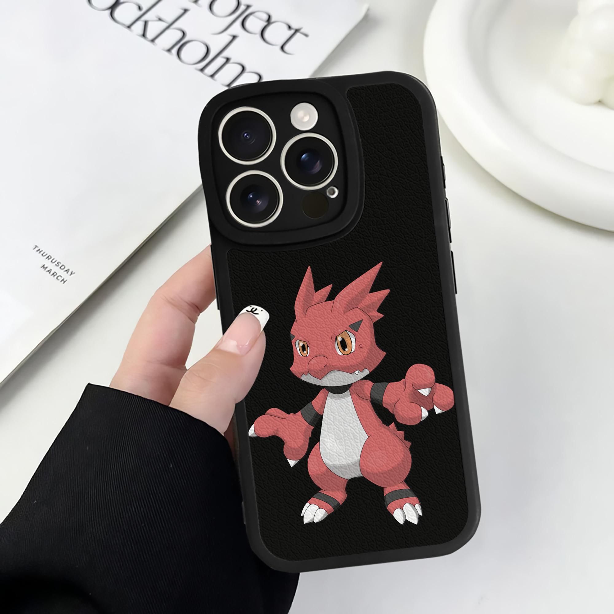 （画像用） Digimon デジタルモンスター/デジモン 【iPhone 16シリーズ対応】シリコンスマホケース（レザー調） 材質：シリコン